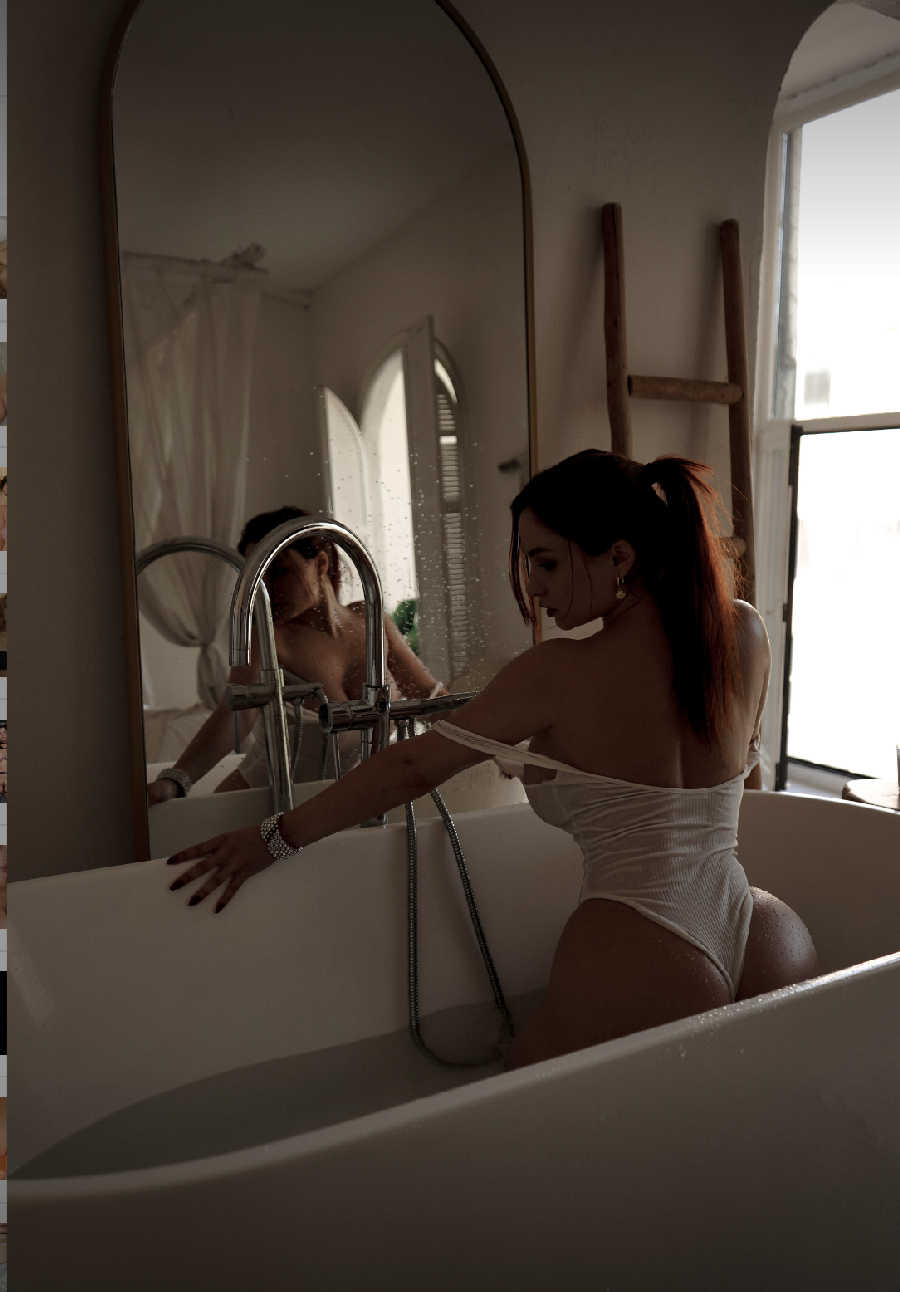 A playful frame from Miranda Faith nude — online in Ajmer