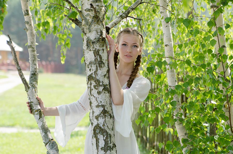 Women in Slavic costumes in Ajmer
